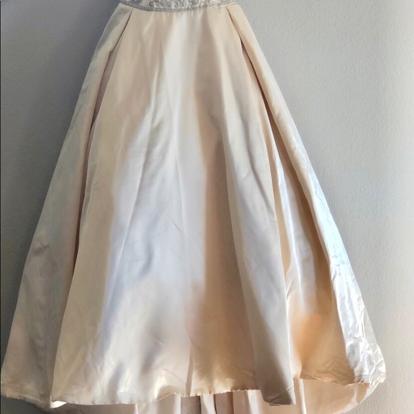 Stunning Wedding Dress - Picture 3 of 8